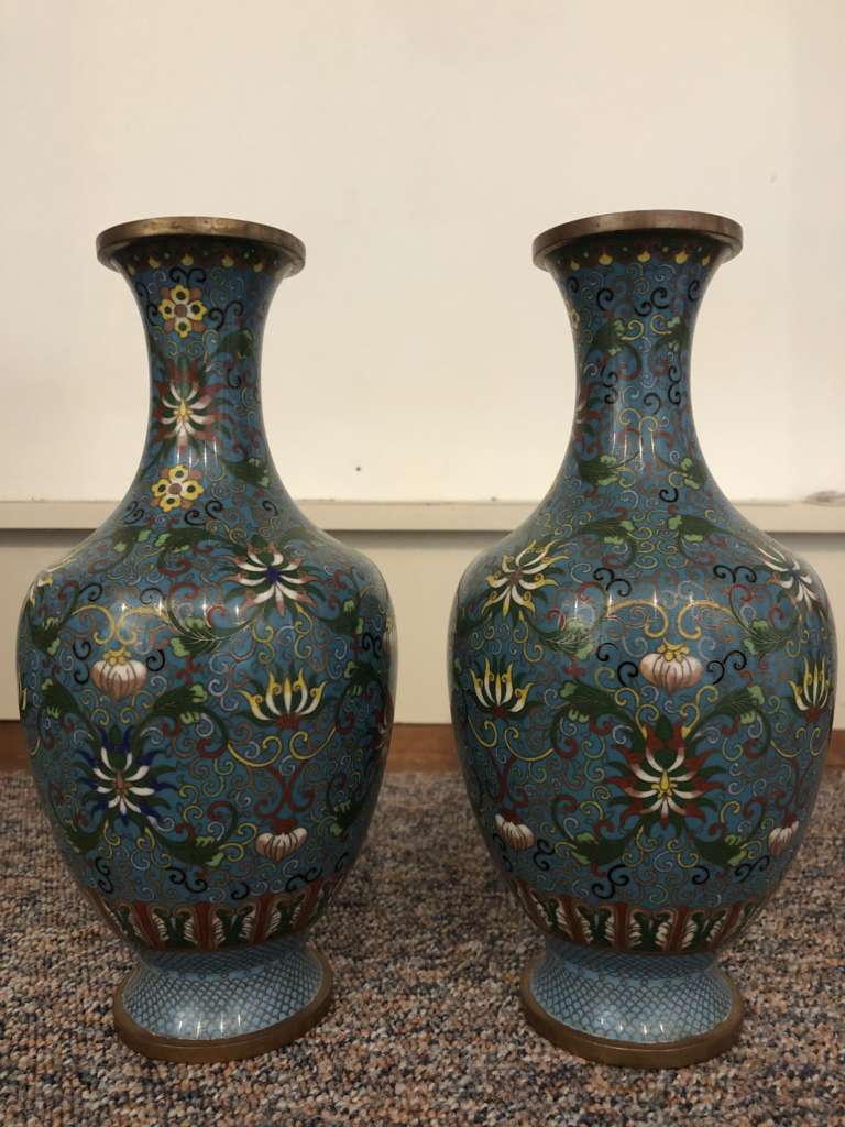 Une paire de vases cloisonnés chinois